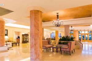 un ampio soggiorno con lampadario a braccio e una hall di Beachfront, Premium Ocean View, 5 Star, VLE 1604 a Cabo San Lucas Altre 26 foto