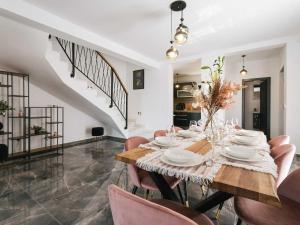 una sala da pranzo con un lungo tavolo e sedie di Villa La Ze - Three Bedroom Villa with Swimming Pool a Rogoznica (Rogosnizza)