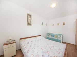 una camera con letto e comò con lampada di Bertie's Lodge - Comfort One Bedroom Apartment with Balcony and Sea View A3 a Smokvica