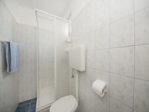 un bagno bianco con wc e doccia di Bertie's Lodge - Comfort One Bedroom Apartment with Balcony and Sea View A3 a Smokvica