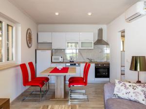 Η κουζίνα ή μικρή κουζίνα στο Apartment Pod Nespolom - One Bedroom Apartment with Terrace