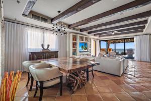 Posezení v ubytování 4BD 2-level Penthouse 5-Star Beachfront Paradise.