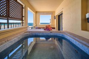 Bazén v ubytování 4BD 2-level Penthouse 5-Star Beachfront Paradise. nebo v jeho okolí