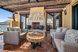 Posezení v ubytování 4BD 2-level Penthouse 5-Star Beachfront Paradise.