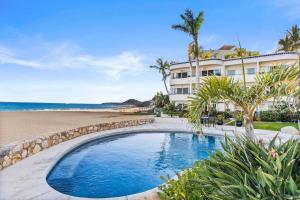 un resort con piscina vicino alla spiaggia di 1BD-1BA Costa Azul Beachfront a San José del Cabo