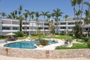 un resort con piscina e un edificio di 1BD-1BA Costa Azul Beachfront a San José del Cabo