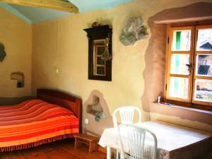 une chambre avec un lit, une table et une fenêtre dans l'établissement Lavender Cottage-Two Bedroom Holiday Cottage with Terrace, à Trpanj
