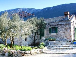 une maison en pierre avec des arbres et des escaliers devant dans l'établissement Lavender Cottage-Two Bedroom Holiday Cottage with Terrace, à Trpanj