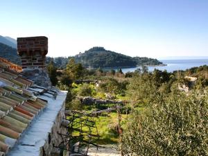 une vue sur l'océan depuis une maison dans l'établissement Lavender Cottage-Two Bedroom Holiday Cottage with Terrace, à Trpanj
