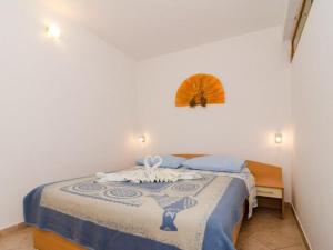 une chambre avec un lit avec une couverture bleue et blanche dans l'établissement Apartments Villa Dinga -Borak - Two Bedroom Apartment with Terrace No 1, à Potomje