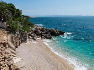 - une plage avec des escaliers à côté de l'océan dans l'établissement Apartments Villa Dinga -Borak - Two Bedroom Apartment with Terrace No 1, à Potomje 12 autres photos