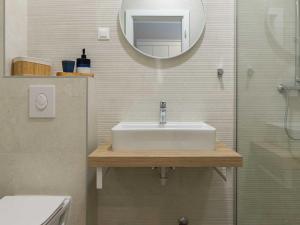 ein Badezimmer mit Waschbecken und Spiegel in der Unterkunft Apartments aMare - Three Bedroom Apartment with Terrace and Jacuzzi in Dubrovnik + 23 Fotos