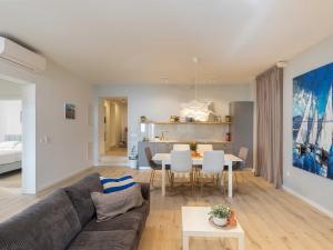 ein Wohnzimmer mit Sofa und Tisch in der Unterkunft Apartments aMare - Three Bedroom Apartment with Terrace and Jacuzzi in Dubrovnik