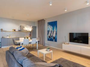 ein Wohnzimmer mit Couch und ein Esszimmer in der Unterkunft Apartments aMare - Three Bedroom Apartment with Terrace and Jacuzzi in Dubrovnik