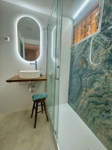 a bathroom with a shower and a sink and a stool at Benalmádena Costa! Nuevo estudio cerca del mar in Benalmádena