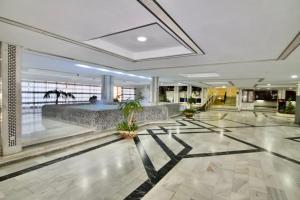 a lobby of a building with a large at Benalmádena Costa! Nuevo estudio cerca del mar in Benalmádena +49 photos