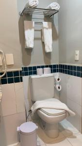 圣保罗Flat confortável próx Ibirapuera e Jardins com garagem的配有白色马桶和毛巾的浴室