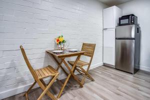 Una mesa con dos sillas y un refrigerador en una habitación. en Newly Renovated Bright Studio, en Rochester 13 fotos más