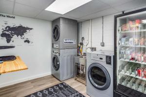 lavadero con 2 lavadoras y nevera en Newly Renovated Bright Studio, en Rochester