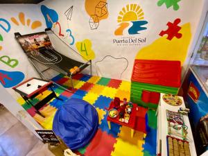 una mesa de juguete con un juego de Lego encima en Pousada Puerta Del Sol Rio das Ostras, en Rio das Ostras