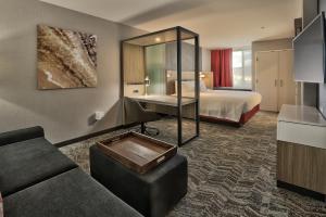 Postel nebo postele na pokoji v ubytování SpringHill Suites Durango
