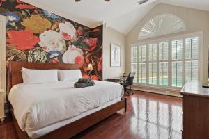 une chambre avec un grand lit avec un tableau au mur dans l'établissement Elegant & Luxurious 4BD Living w Pool Patio BBQ, à Plano 43 autres photos