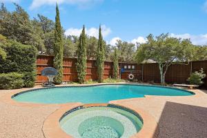 une piscine dans une cour clôturée dans l'établissement Elegant & Luxurious 4BD Living w Pool Patio BBQ, à Plano