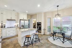 Nhà bếp/bếp nhỏ tại Vista Valley Vacay 5-BD w Pool & Cinema