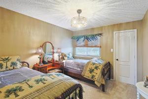 Giường trong phòng chung tại Vista Valley Vacay 5-BD w Pool & Cinema +49 ảnh