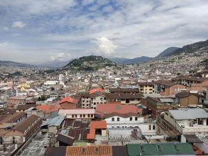 Vista generica sulle montagne o vista sulle montagne dall'interno dell'ostello
