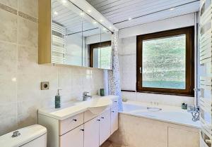 Kúpeľňa v ubytovaní Résidence Le Bec Rouge - Appartement de charme 3 pièces 8 personnes à Tignes ski aux pieds et proche des commerces dans le quartier du Lac MAE-1993