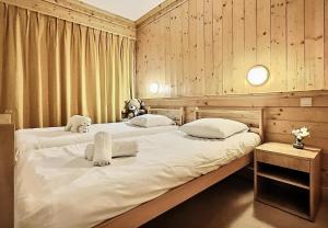 Posteľ alebo postele v izbe v ubytovaní Résidence Le Bec Rouge - Appartement de charme 3 pièces 8 personnes à Tignes ski aux pieds et proche des commerces dans le quartier du Lac MAE-1993
