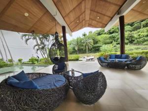 eine Terrasse mit 3 Stühlen und einer Schaukel in der Unterkunft Veloche Karon in Karon Beach