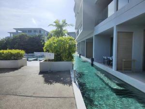 ein Schwimmbad vor einem Gebäude in der Unterkunft Veloche Karon in Karon Beach