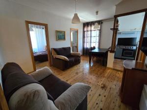 A television and/or entertainment centre at Spacious apartment in Bellver de Cerdanya 150 m² with balcony