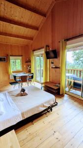 Postel nebo postele na pokoji v ubytování Cabanes et Lodges du Belvedere