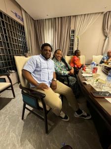 een groep mensen die in een kamer zitten bij Hasna lodge in Ruashi