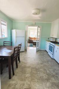 Kuchyň nebo kuchyňský kout v ubytování Beachside Inn