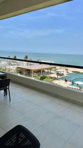 a balcony with a view of a tennis court and the ocean at Departamento de lujo con vista increíble al mar in Altamira