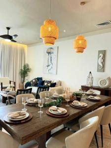 a living room with a wooden table and chairs at Departamento de lujo con vista increíble al mar in Altamira