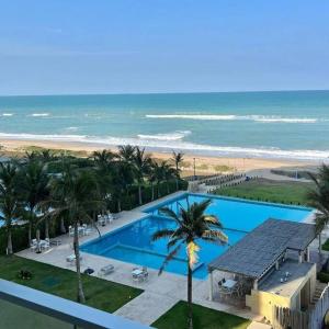 a view of a swimming pool next to a beach at Departamento de lujo con vista increíble al mar in Altamira