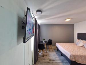 TV a/nebo společenská místnost v ubytování Excelente Precio ,ubicación ,Santiago centro 2