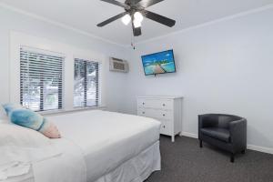 Postel nebo postele na pokoji v ubytování Sabal Palms Inn
