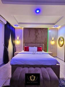 Ένα ή περισσότερα κρεβάτια σε δωμάτιο στο 2 Bed Apartment 2 - Cosy Benin City Escape +14 φωτογραφίες