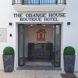 Η πρόσοψη ή η είσοδος του The Orange House Boutique Hotel and Upstairs Rooftop Bar Center of La Cala de Mijas 100m from the Beach