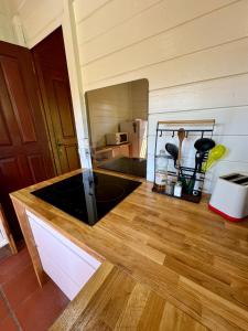 Kuchyň nebo kuchyňský kout v ubytování Le Gaspardo , 2 chambres climatisées , à 2 mins à pied de la plage , wifi , jardin clos, parking ,sans vis-à-vis