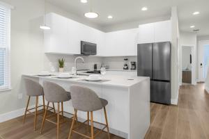 Η κουζίνα ή μικρή κουζίνα στο Upstay - Modern Family Townhome with Pool