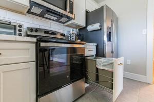 Nhà bếp/bếp nhỏ tại Step into Style Charming RVA Getaway!