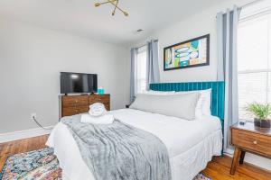 Giường trong phòng chung tại Step into Style Charming RVA Getaway!