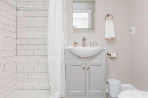 Phòng tắm tại Step into Style Charming RVA Getaway!